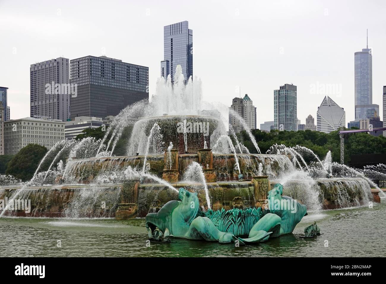 Buckingham Fountain in Grant park Chicago Illinois Stock Photo - Alamy