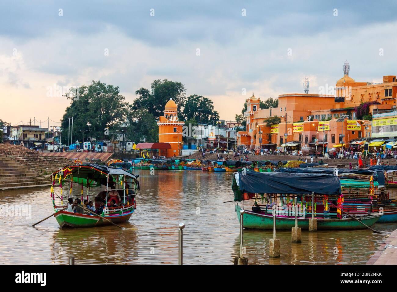 Chitrakoot, Madhya Pradesh, India : A boat sails past the steps of Ramghat on the Mandakini river where during their exile period Lord Rama, Lakshmana Stock Photo