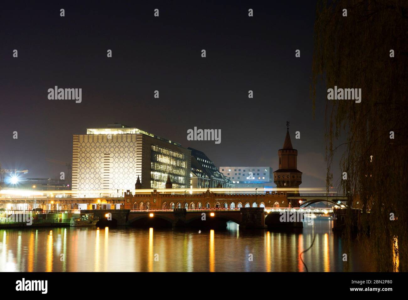 Nachtaufnahme der Oberbaumbrücke in Berlin Stock Photo
