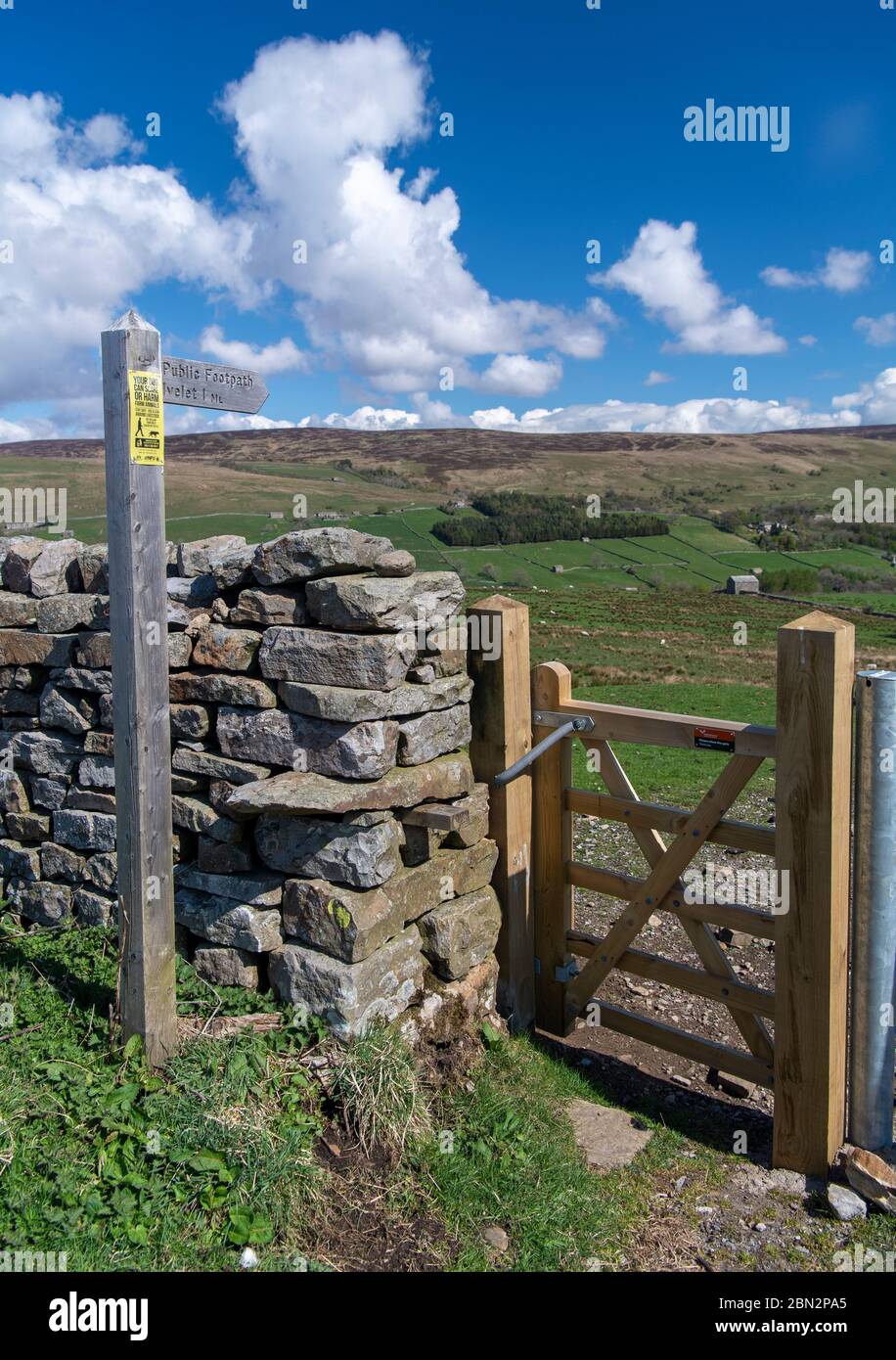 Footpath sign and newly installed handgate, Swaledale, Yorkshire Dales National Park, UK. Stock Photo