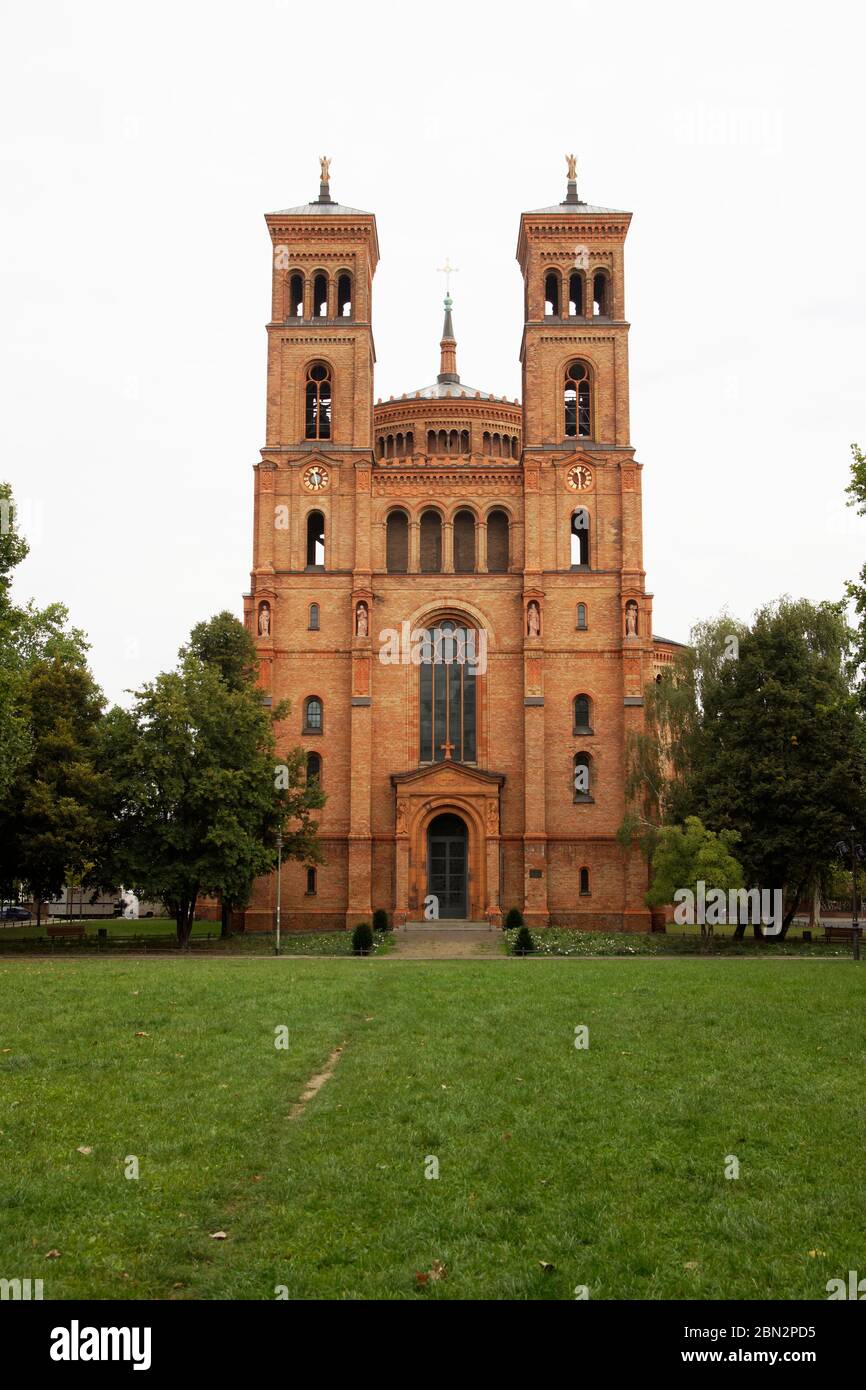 Vorderansicht der St. Thomas Kirche in Berlin Kreutzberg Stock Photo