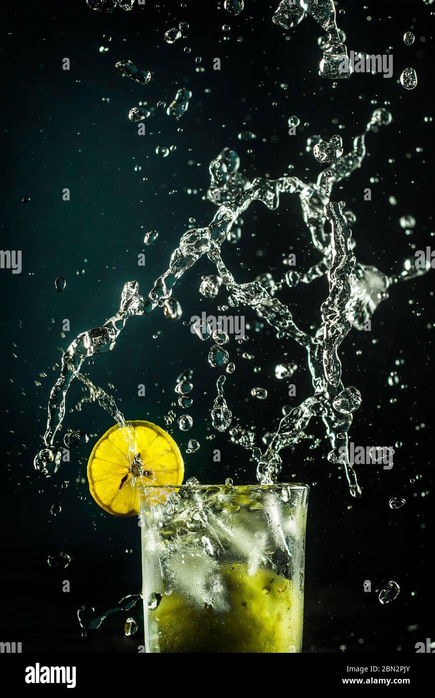 Lemon water splash black hi-res stock photography and images - Alamy