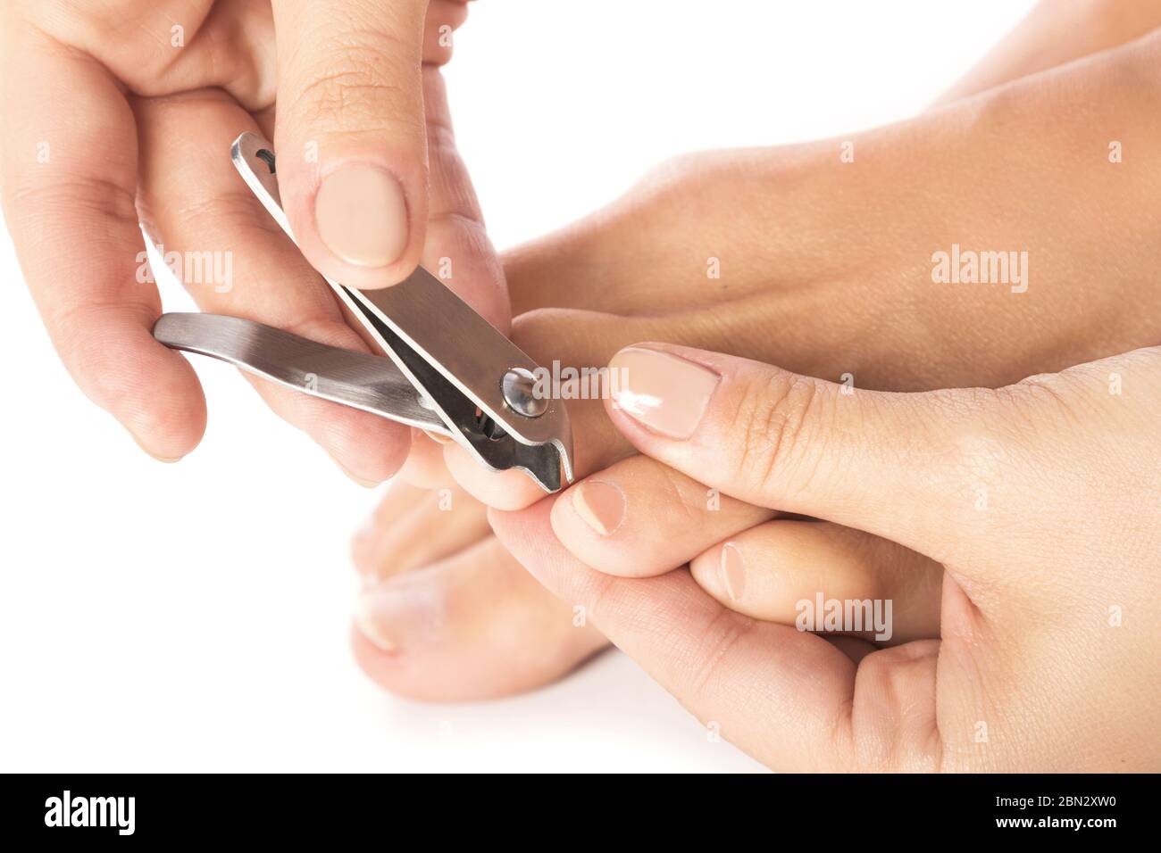 Ногтями можно резать. Подстригание ногтей на ногах. Стричь ногти. Женщина стрижет ногти.