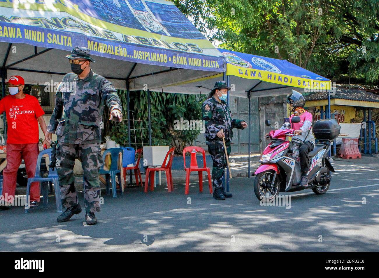 Mandaluyong City, Philippines. 12th May, 2020. Police officers work at a village under lockdown in Mandaluyong City, the Philippines, on May 12, 2020. Philippine government announced on Tuesday that Metro Manila, Laguna province in the main island of Luzon, and Cebu City in the central Philippines will be placed under 'modified enhanced community quarantine' from May 16 to May 31, or after the lockdown period in many parts of the country lapses in May 15. Credit: Rouelle Umali/Xinhua/Alamy Live News Stock Photo