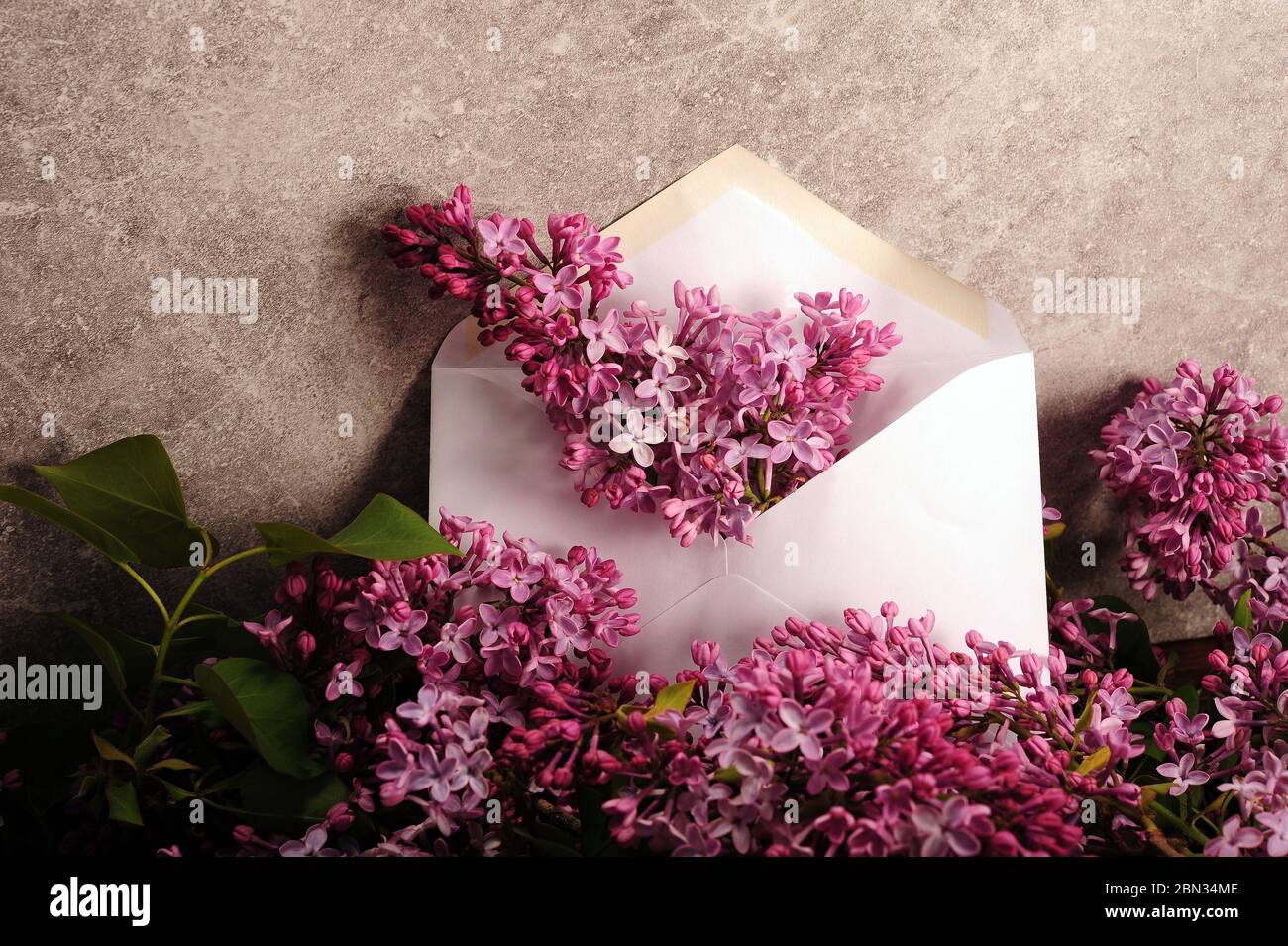 Open envelope white front hi-res stock photography and images - Alamy