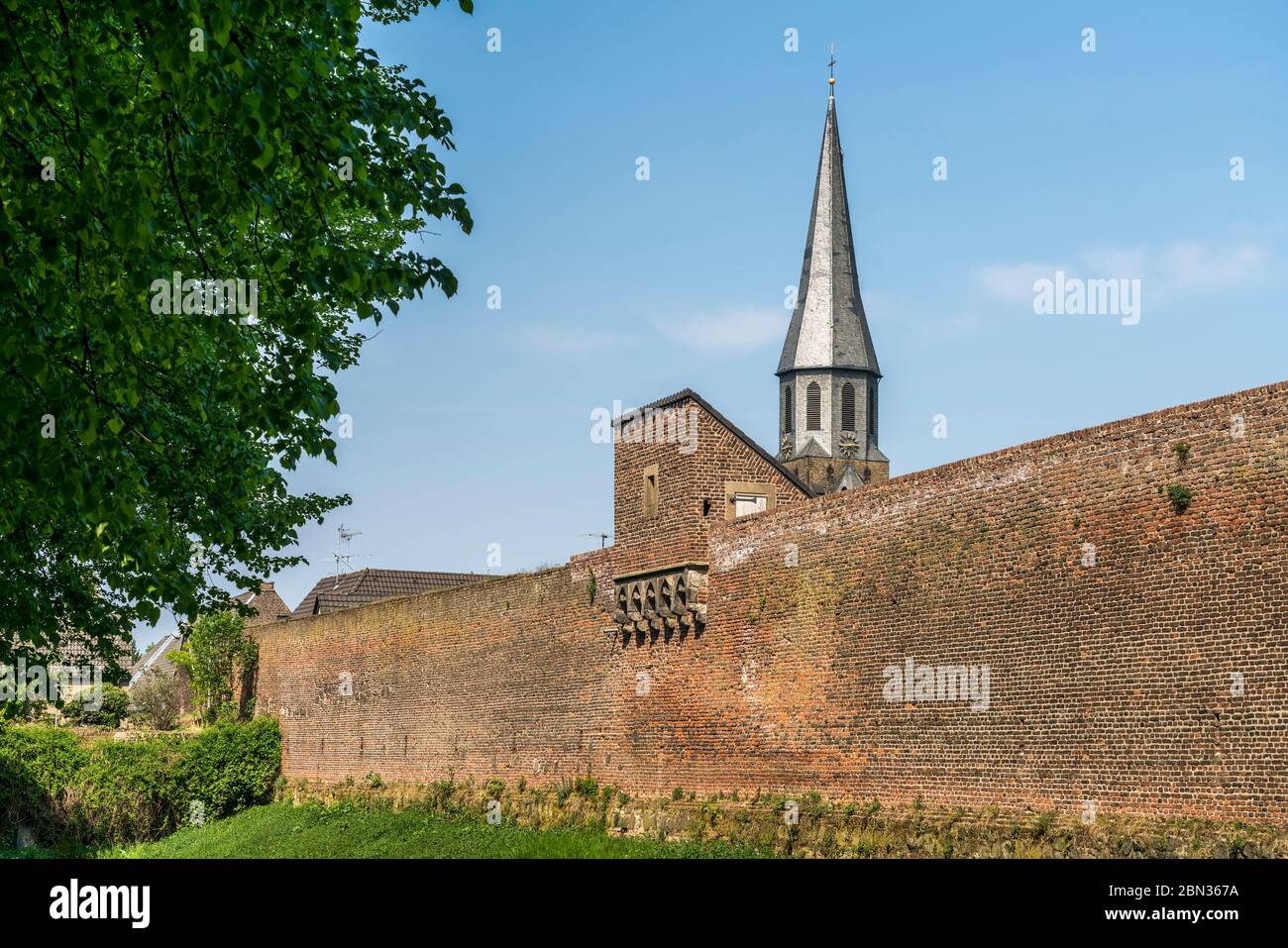 Stadtmauer und Pfarrkirche St. Martinus in der Stadt Zons, Dormagen, Niederrhein, Nordrhein-Westfalen, Deutschland, Europa | City wall and Parish chu Stock Photo