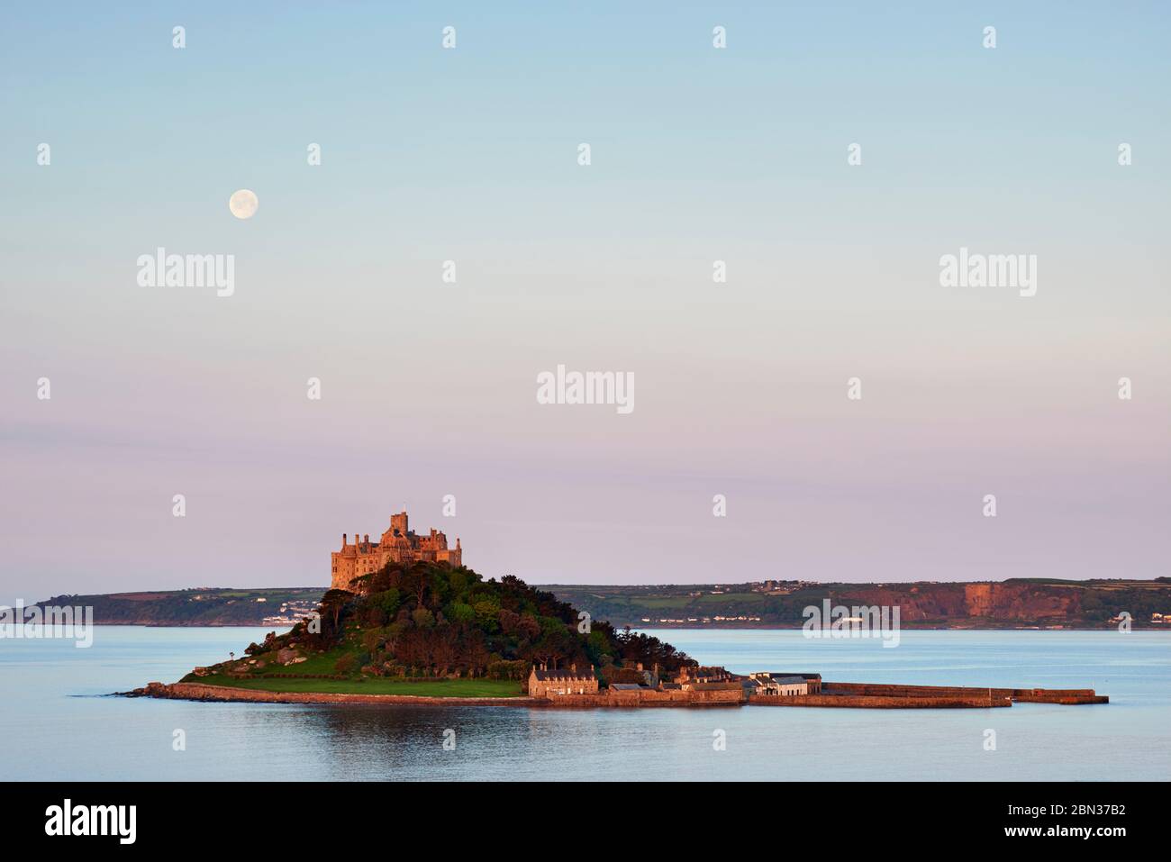 Dawn light over Mounts Bay and St Michael's Mount, Cornwall Stock Photo