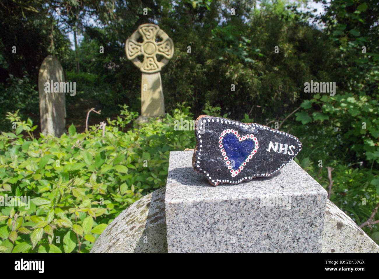 NHS Coronovirus Decorated Pebble, Gulval Churchyard, Cornwall UK Stock Photo