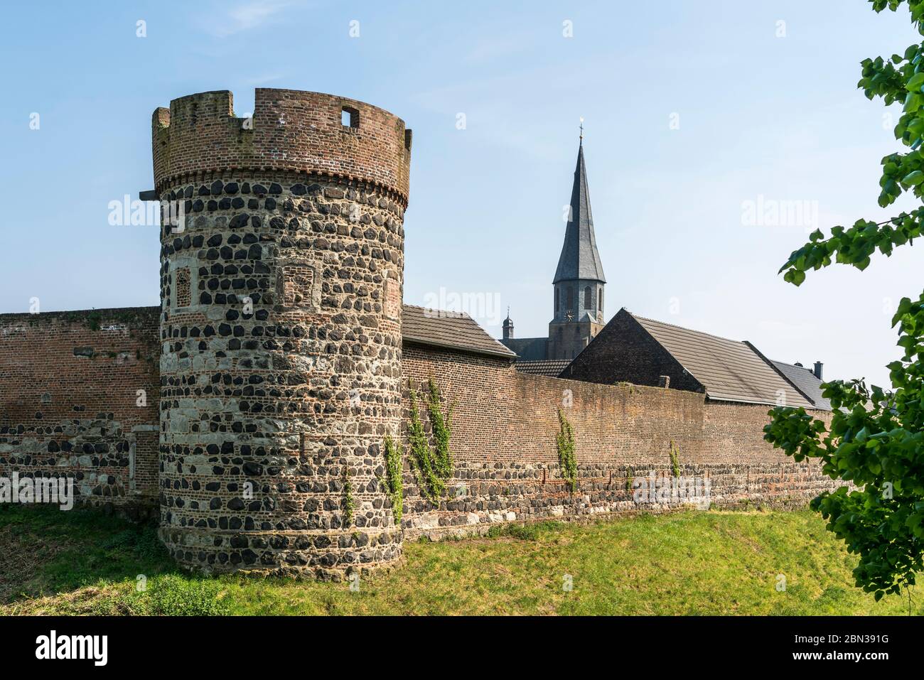 Stadtmauer, Krötschenturm und Pfarrkirche St. Martinus in der Stadt Zons, Dormagen, Niederrhein,  Nordrhein-Westfalen, Deutschland, Europa |  City wal Stock Photo