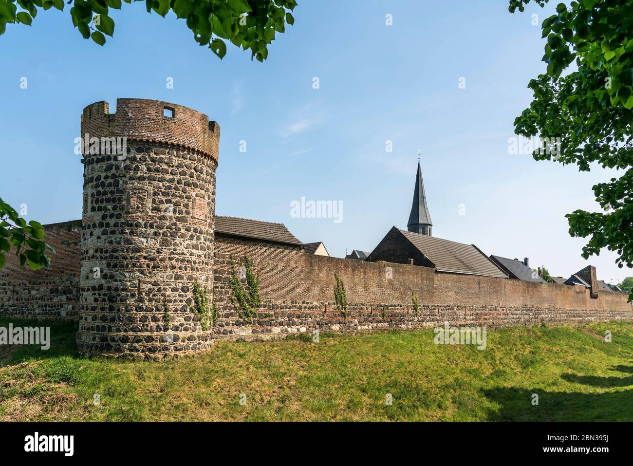 Stadtmauer, Krötschenturm und Pfarrkirche St. Martinus in der Stadt Zons, Dormagen, Niederrhein, Nordrhein-Westfalen, Deutschland, Europa | City wall Stock Photo