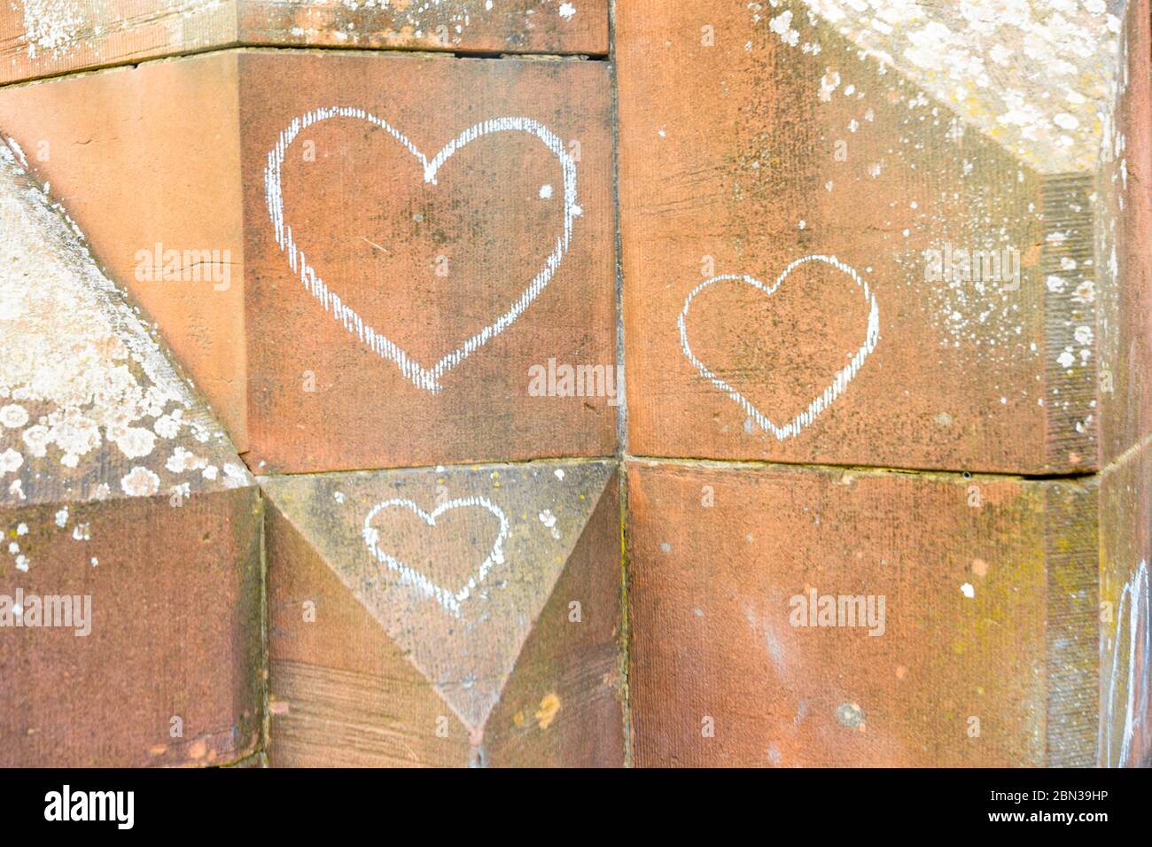 Herzen aus Kreide auf den Mauern des Mainzer Doms Stock Photo