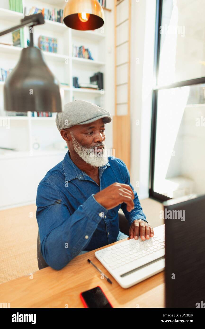 Home computer man hi-res stock photography and images - Alamy