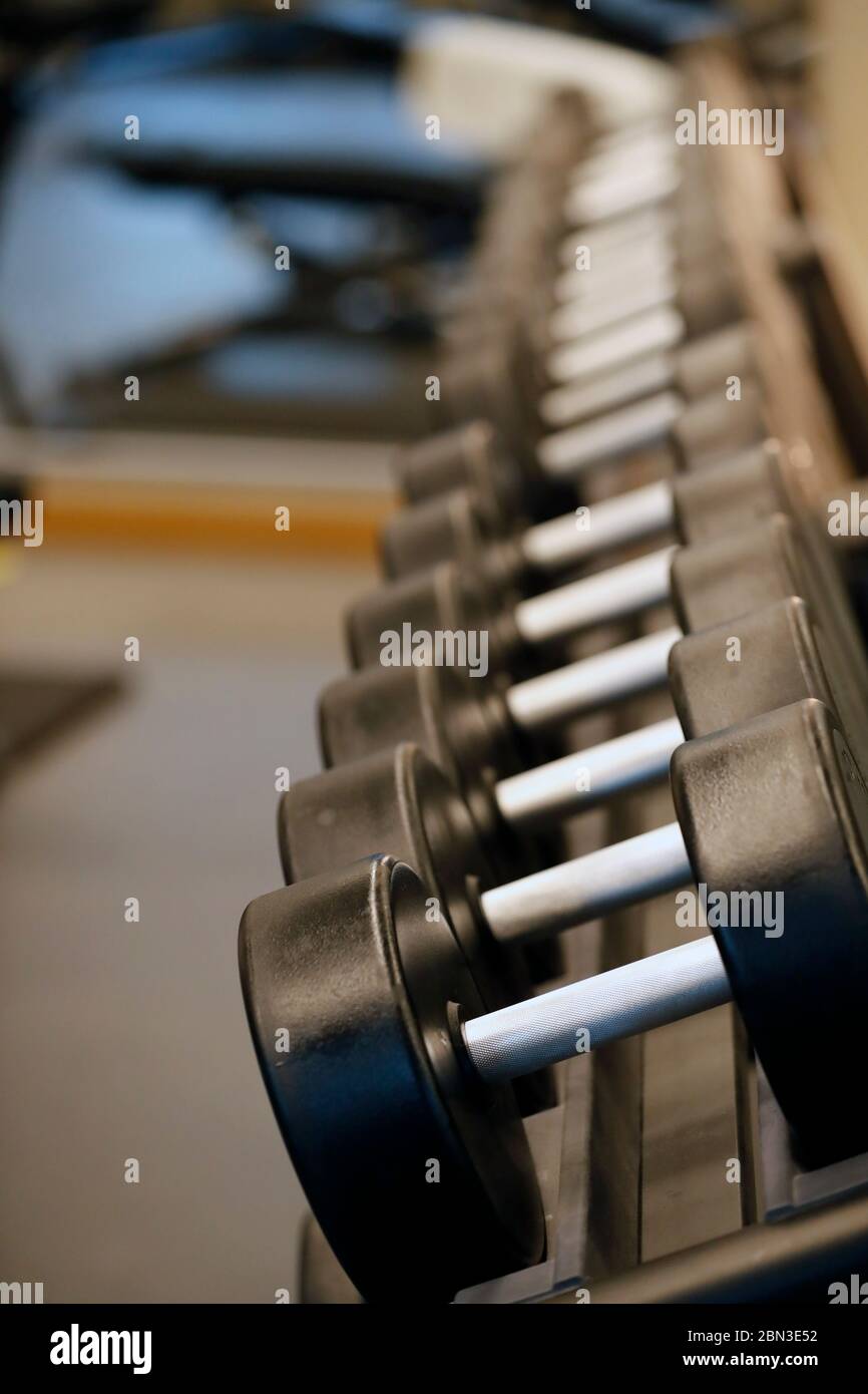 Homme debout dans une salle de sport l'entraînement avec un sac de sable  Photo Stock - Alamy