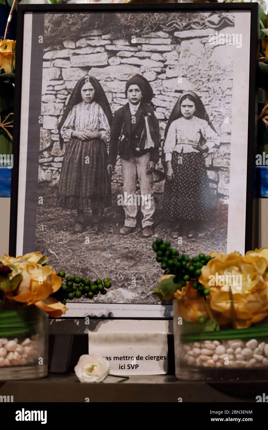 Our Lady of Fatima. The 3 sheperd children. Lucia dos Santos (left) with her cousins Francisco and Jacinta Marto, 1917.  Paris. France. Stock Photo