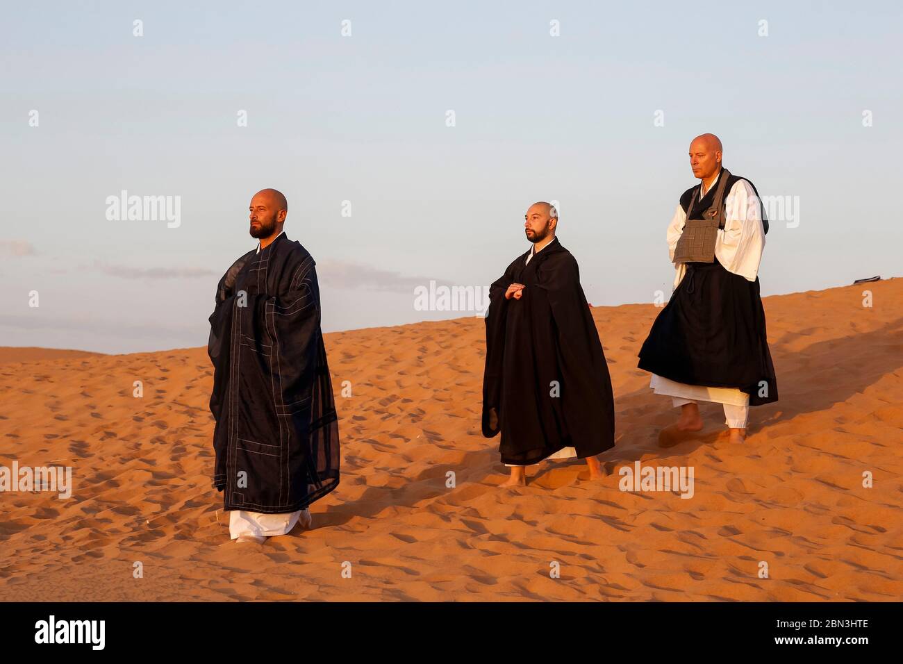 Zen sesshin (retreat) in the Sahara desert, Morocco. Kin hin (walking meditation) Stock Photo