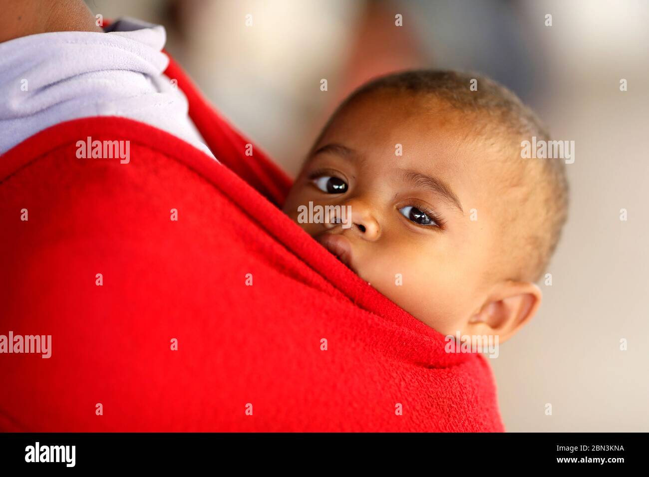 Porter Dans Le Dos High Resolution Stock Photography And Images Alamy