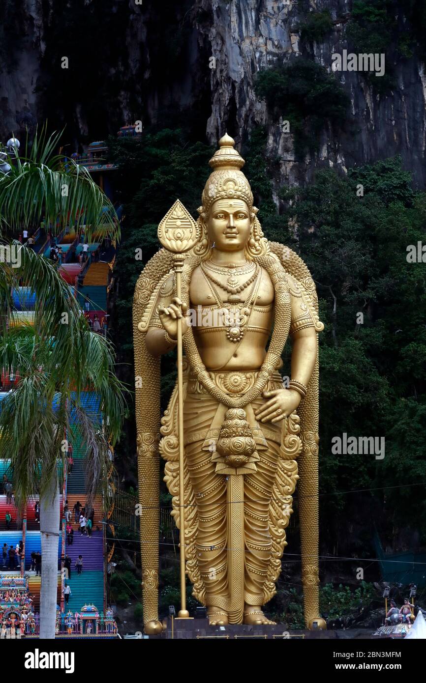Murugan,  the Hindu god of war. Hindu temple and shrine of  Batu Caves.  Entrance with the Murugan giant statue. Kuala Lumpur. Malaysia. Stock Photo