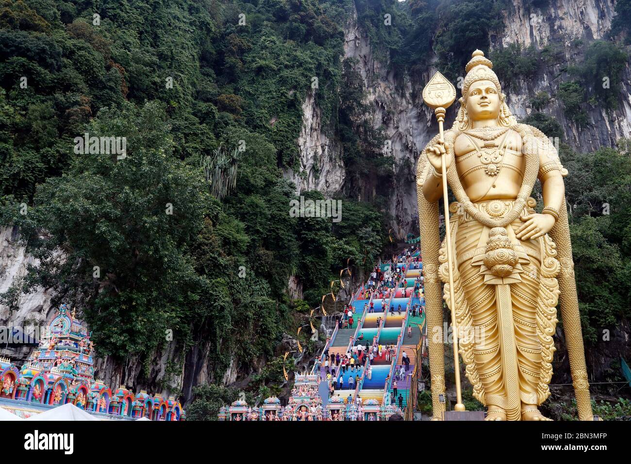 Murugan,  the Hindu god of war. Hindu temple and shrine of  Batu Caves.  Entrance with the Murugan giant statue. Kuala Lumpur. Malaysia. Stock Photo