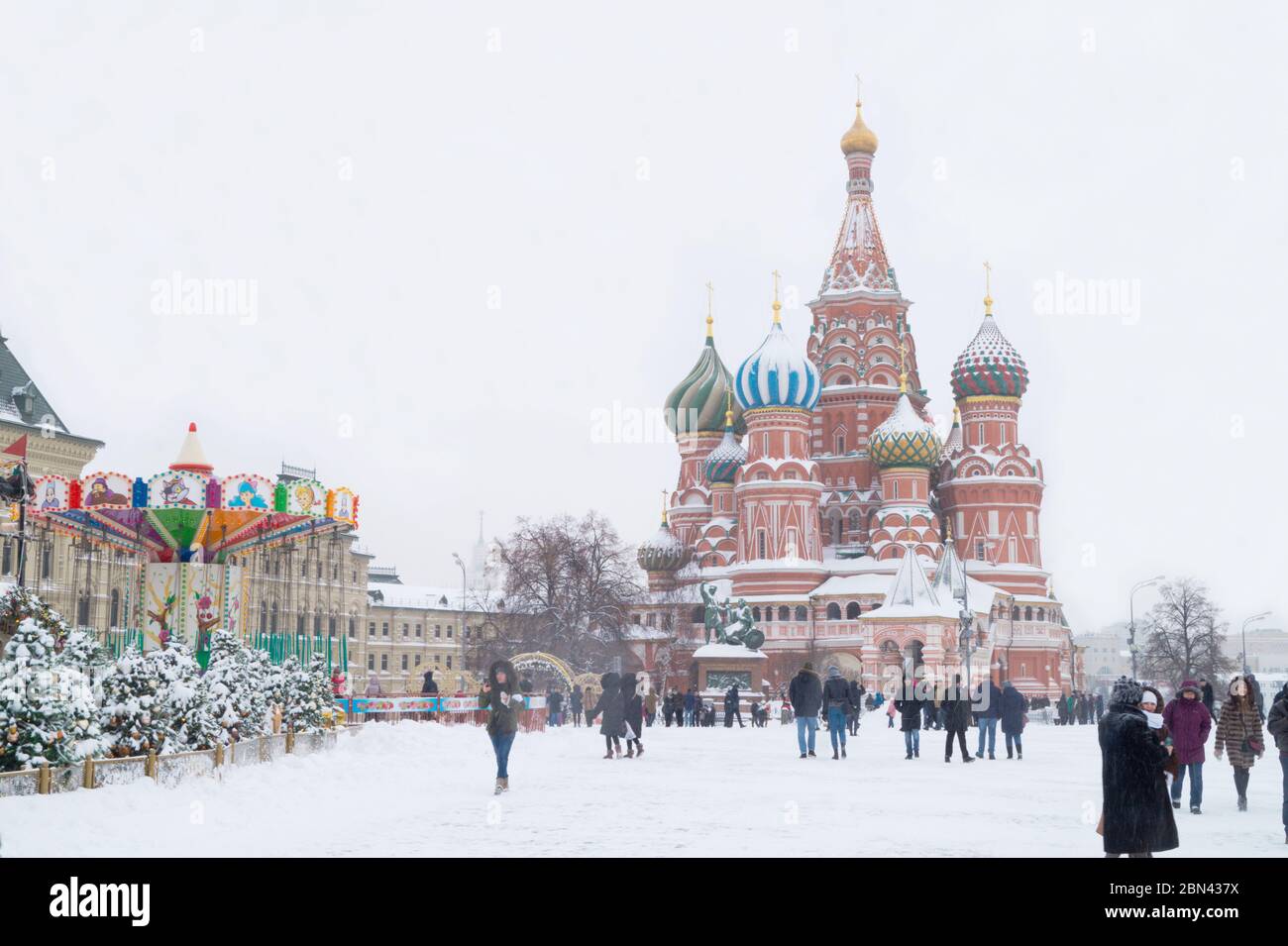 Russia, Moscow - January 27th, 2019: Heavy snowfall and low temperatures do not deter toursist from visiting the Red Square and St. Basil´s Cathedral. Stock Photo