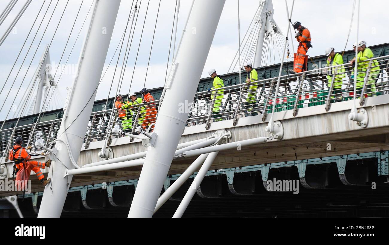 London, UK.  12 May 2020.  Construction workers at a site on Hungerford Bridge.  According to the Office of National Statistics (ONS), male construction workers are among those with the highest coronavirus death rates. Credit: Stephen Chung / Alamy Live News Stock Photo