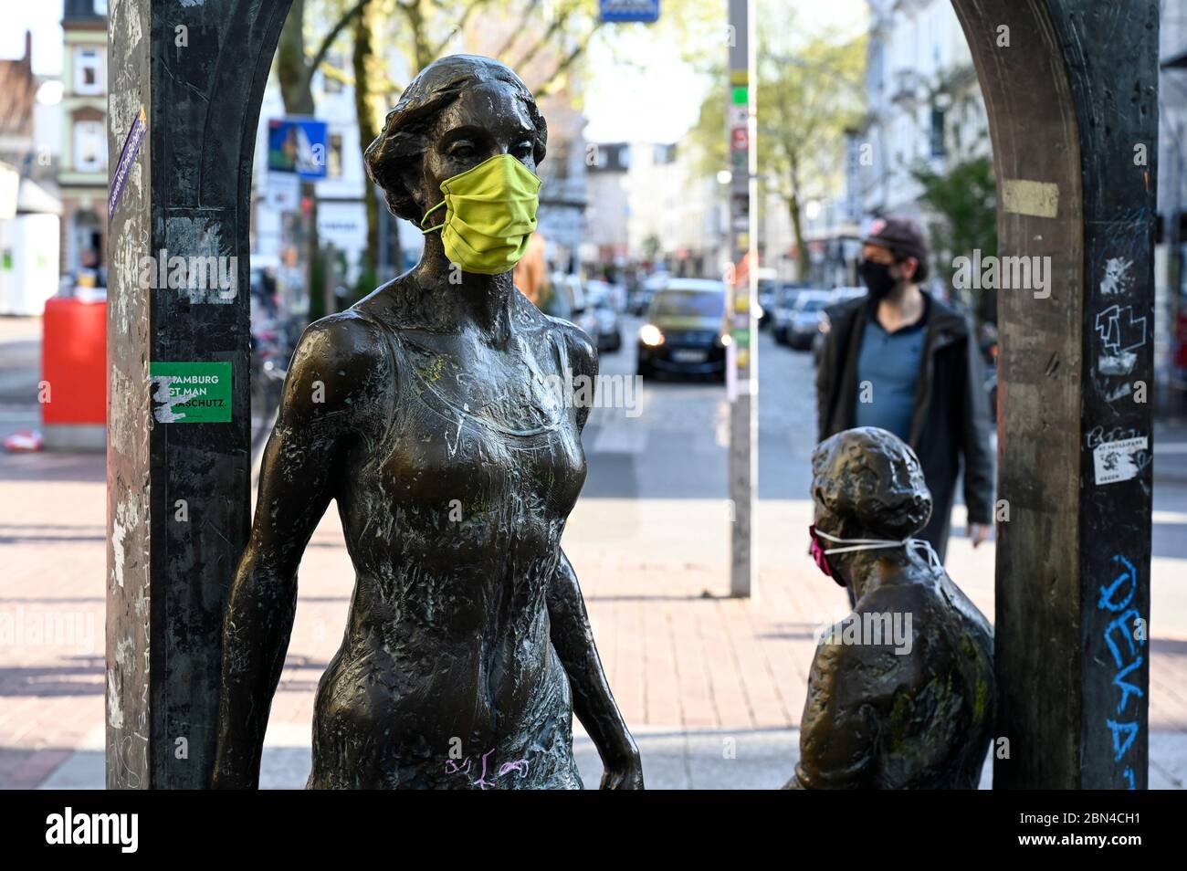 GERMANY, Hamburg, Ottensen, Corona Virus, COVID-19 , Ottenser Torbogen, two women sculpture by artist Doris Waschk-Balz , somebody has put a protective mask to protect them from Covid-19 Stock Photo