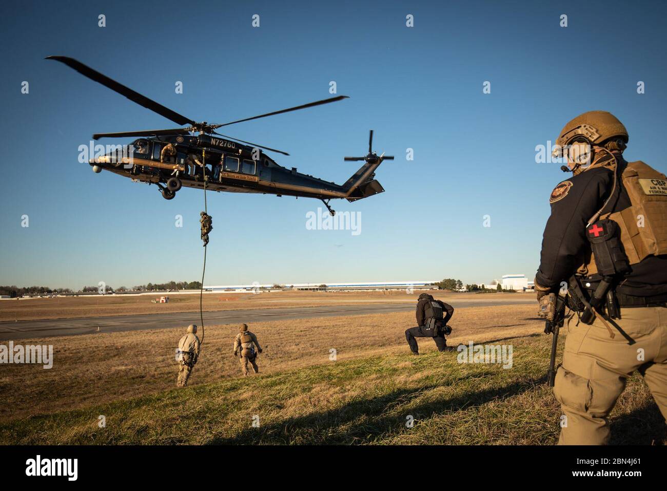 Black hawk fast rope hi-res stock photography and images - Alamy