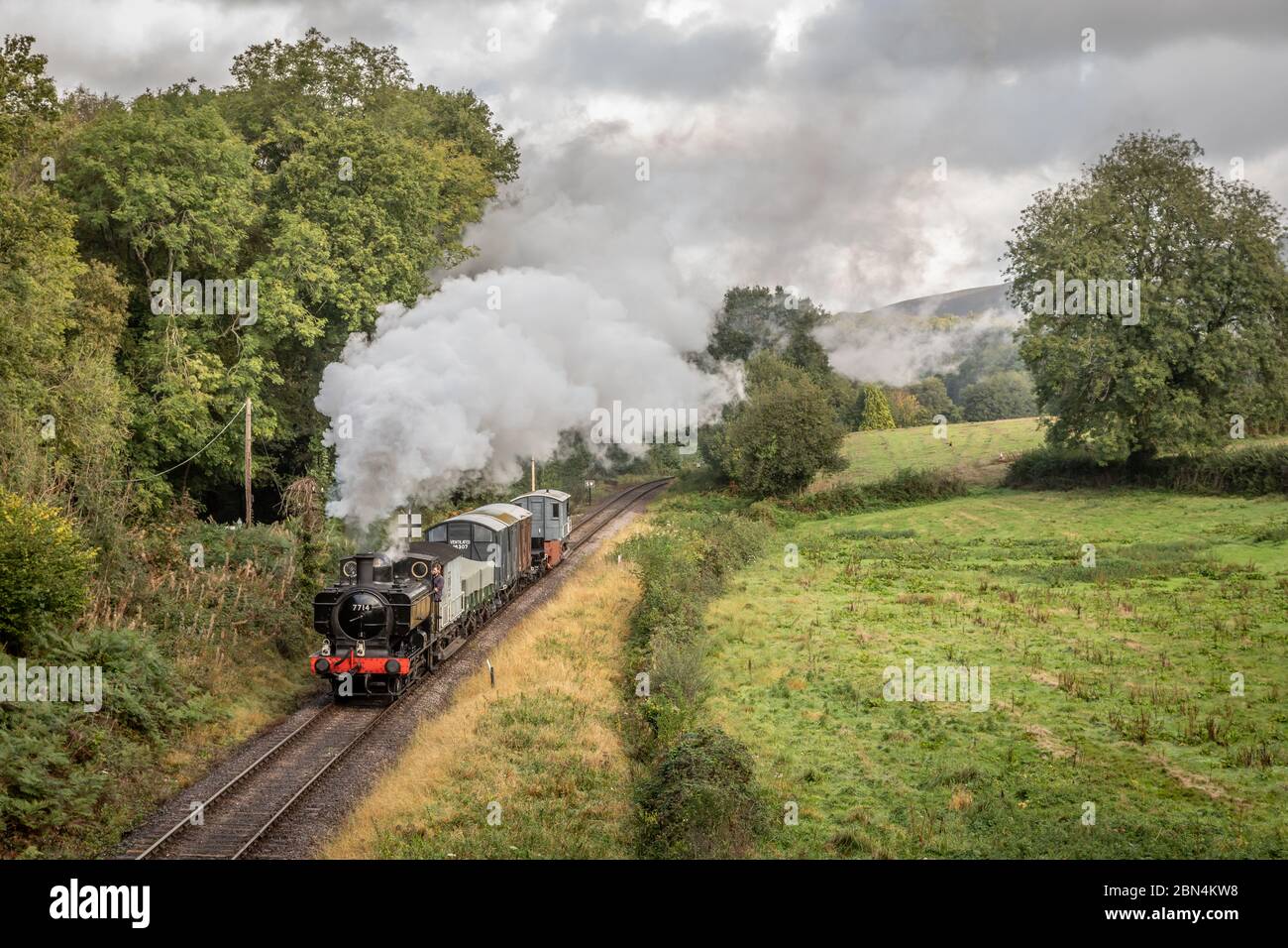 BR '57xx' 0-6-0 No. 7714 approaches Crowcombe on the West Somerset Railway during their Autumn Steam Gala Stock Photo