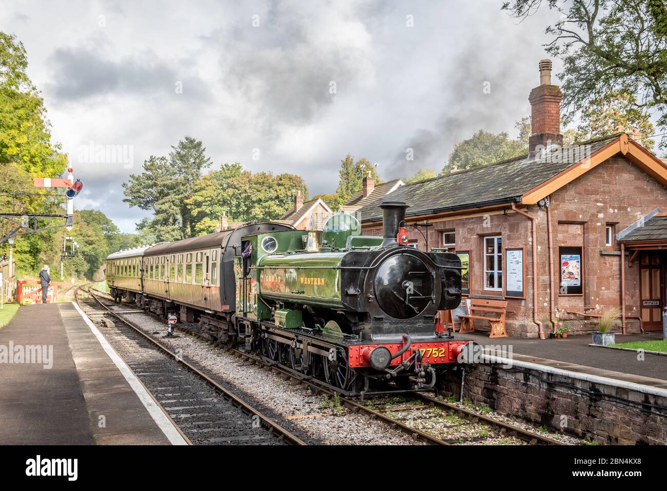 GWR '57xx' 0-6-0 No. 7752 arrives at Crowcombe on the West Somerset Railway during their Autumn Steam Gala Stock Photo