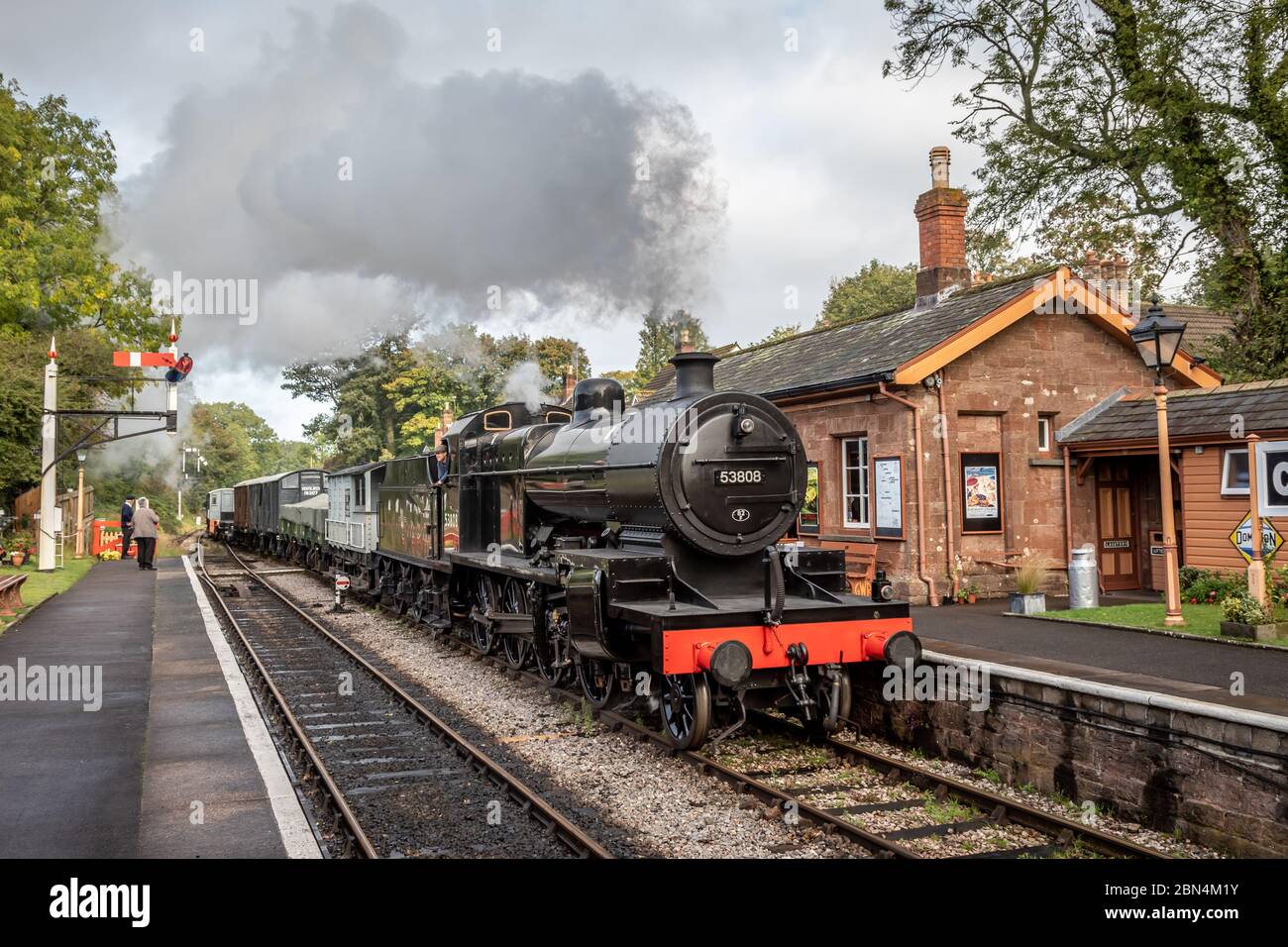 BR '7F' 2-8-0 No. 53808 arrives at Crowcombe Heathfield station during their Autumn Steam Gala Stock Photo