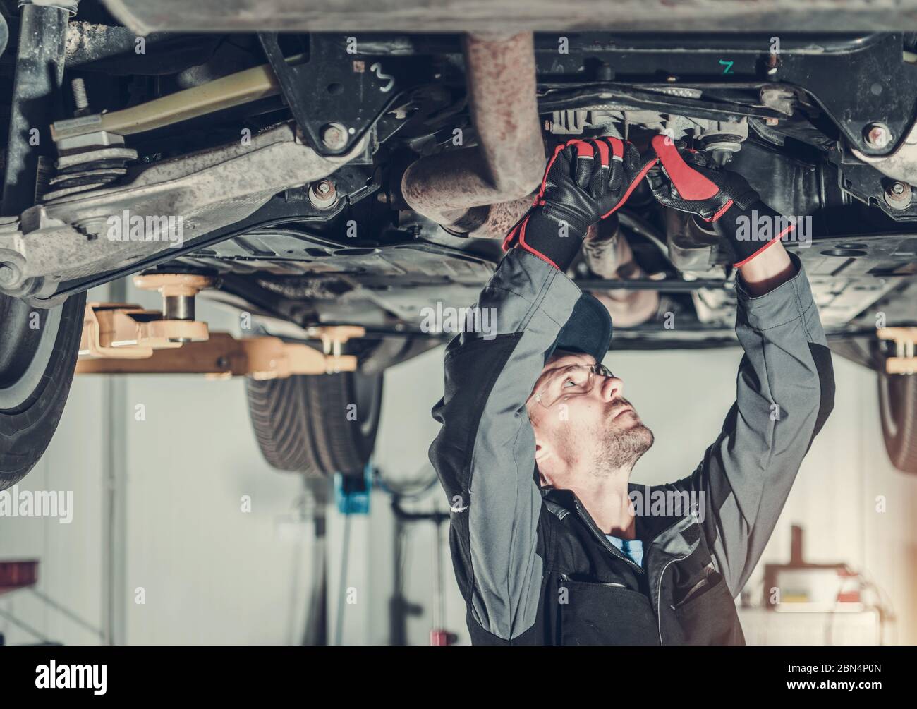 Hydraulic Lift Car Mechanic Hi res Stock Photography And Images Alamy