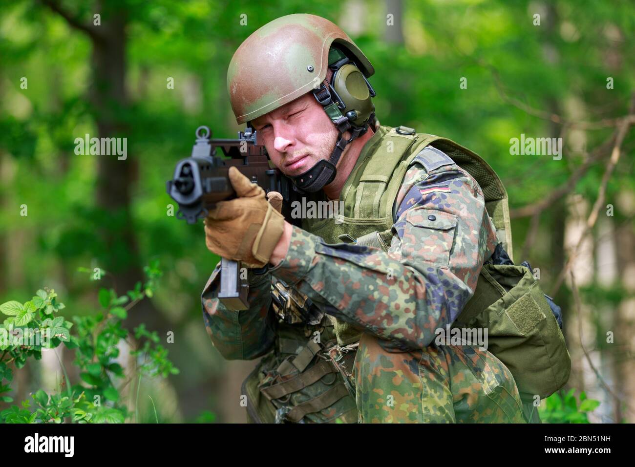 German Assistant Gunner German soldier with a german assault rifle Stock Photo - Alamy
