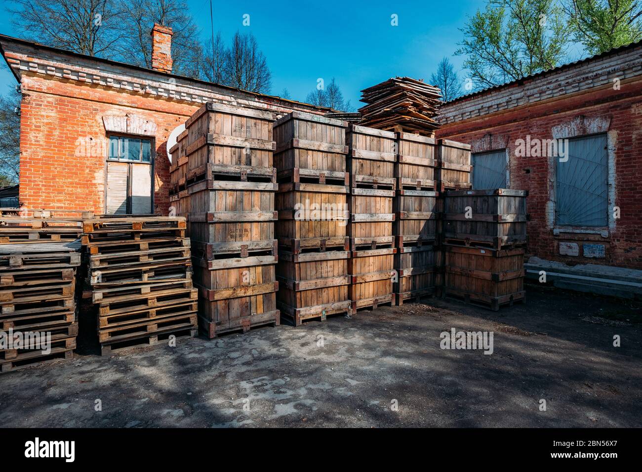 Stack of wooden boxes with goods for shipping Stock Photo - Alamy