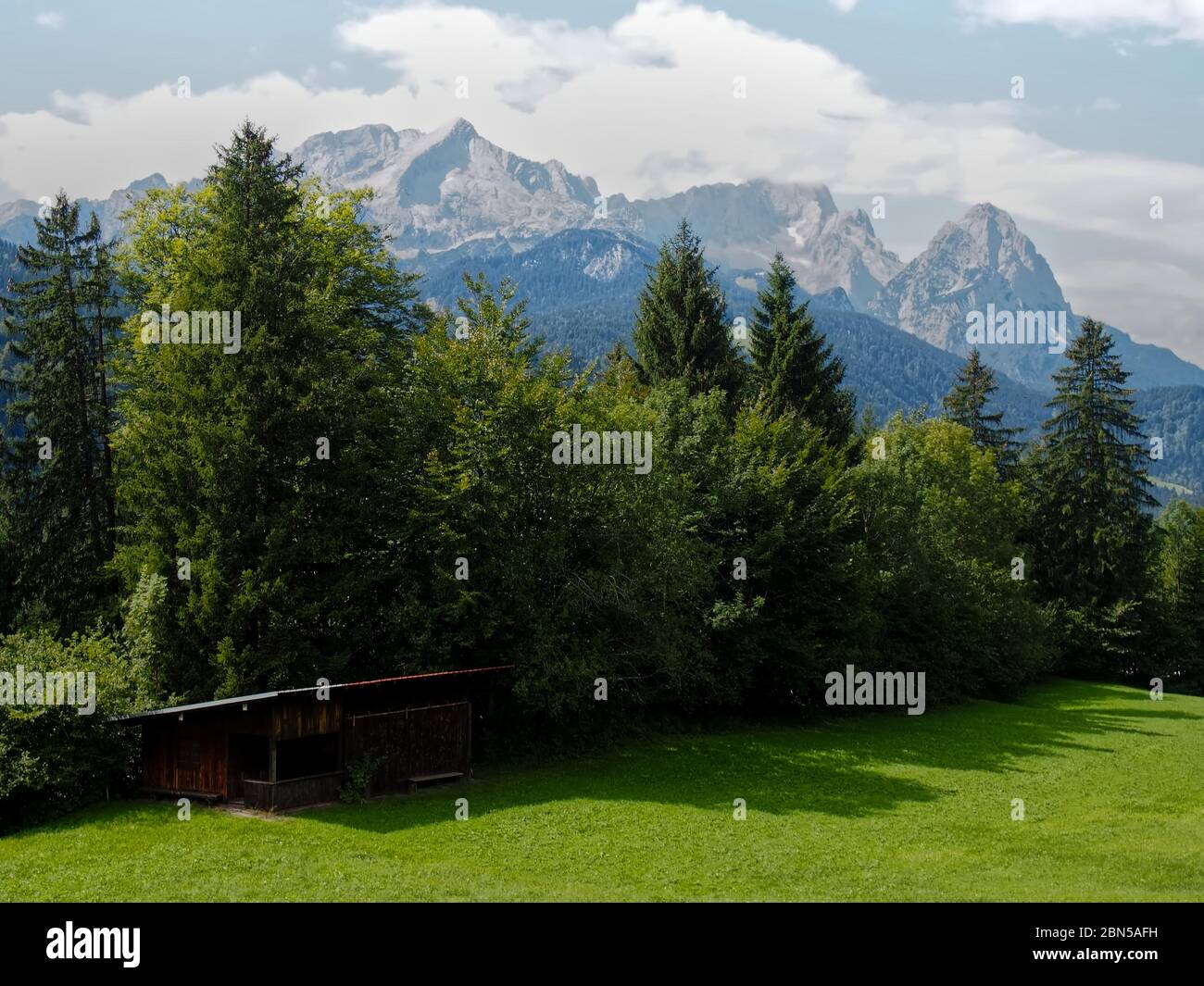 Deutsche Alpen vor blauen - wolkigen Himmel Stock Photo