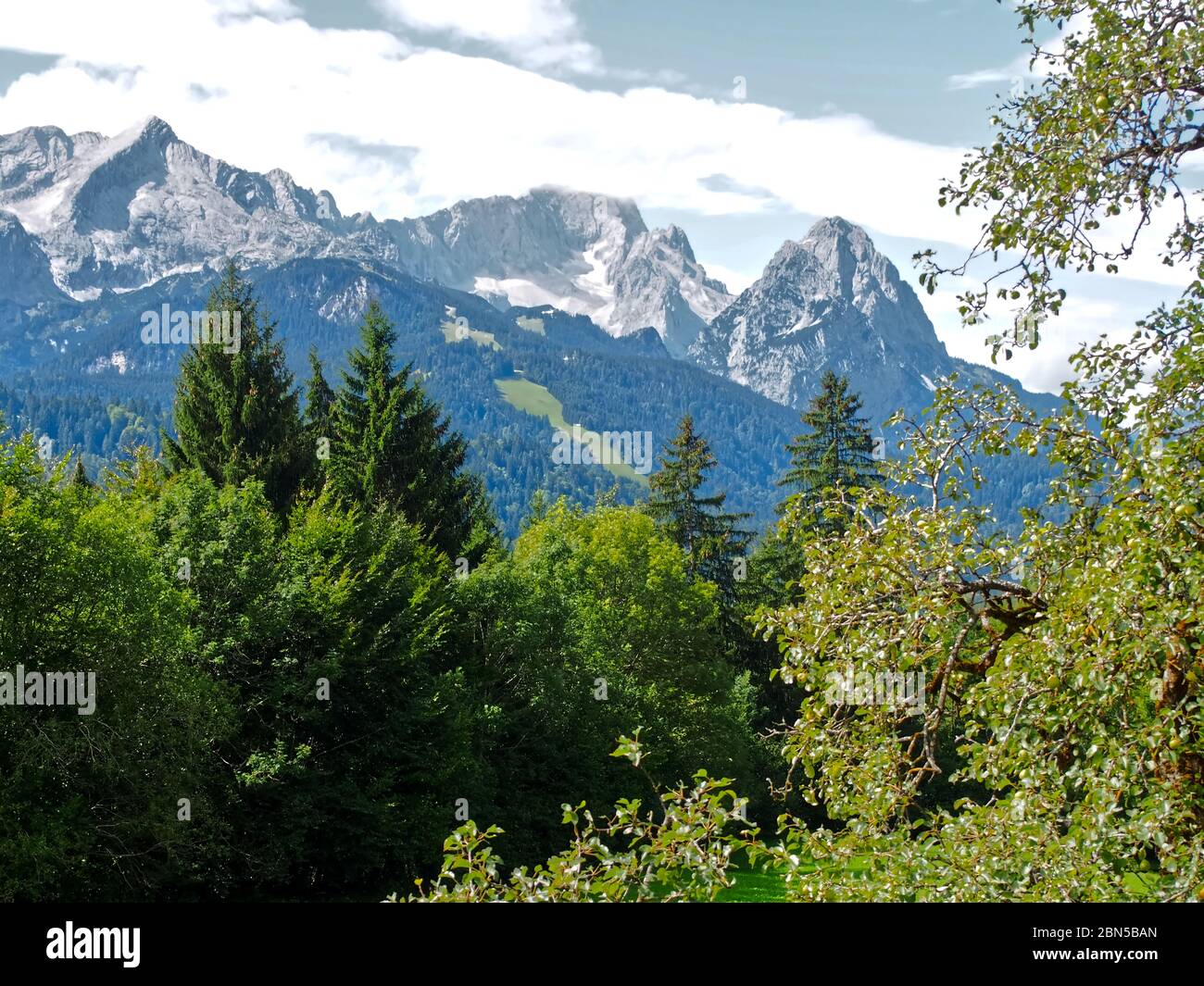 Deutsche Alpen vor blauen - wolkigen Himmel Stock Photo