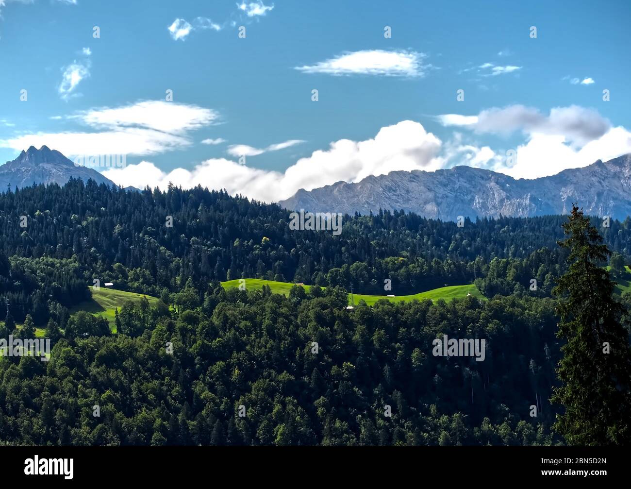 Deutsche Alpen vor blauen - wolkigen Himmel Stock Photo
