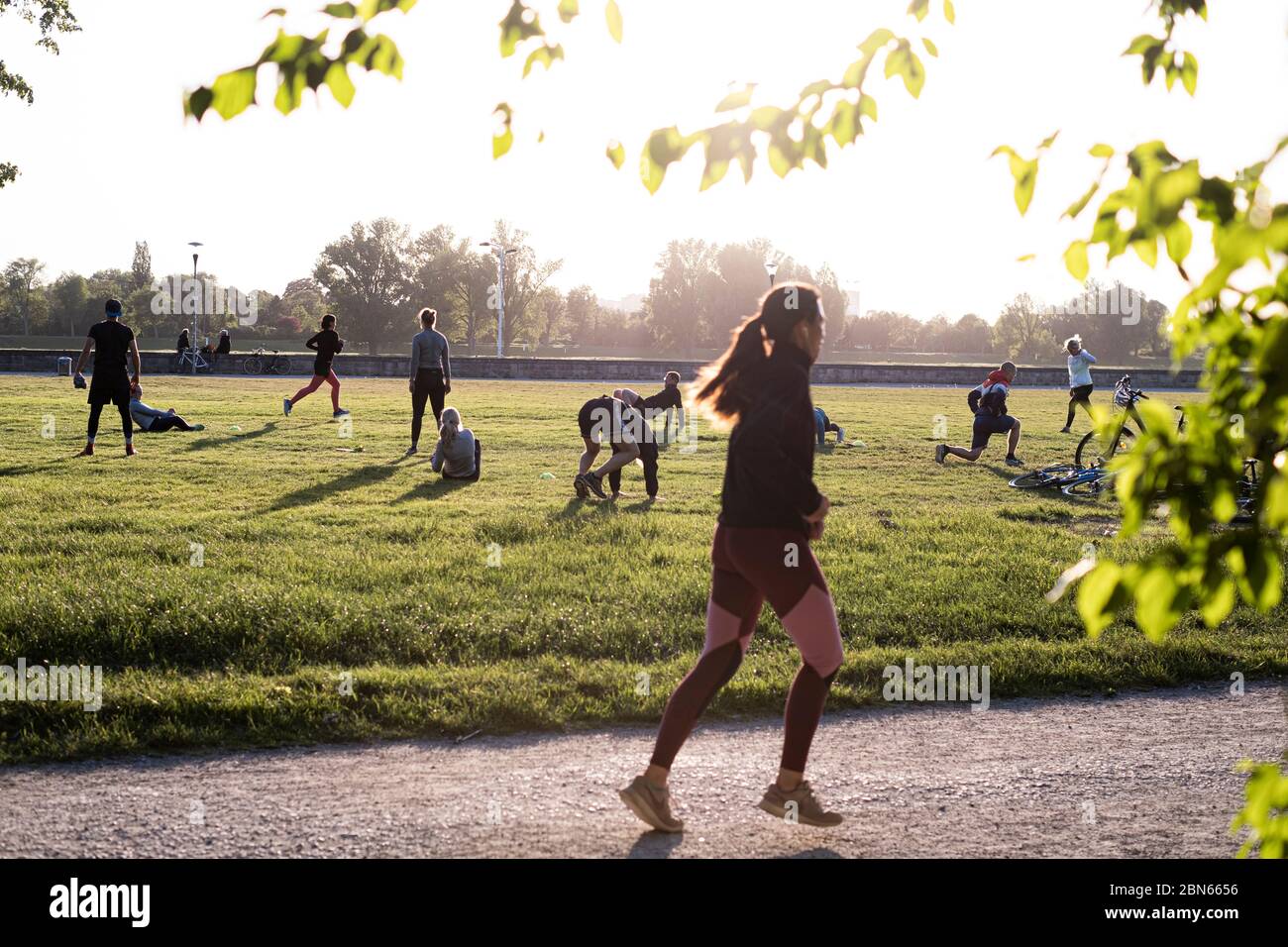 Sport mit Abstand im Freien zu Coronazeiten im Rheinpark,  Düsseldorf. Stock Photo