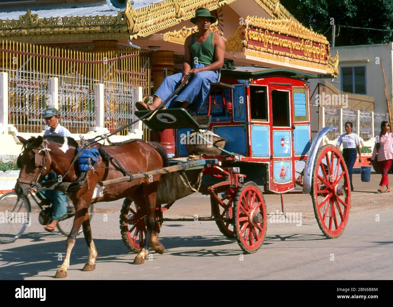 Burma / Myanmar: Horse-drawn carriage, Pyin U Lwin (Maymyo), Mandalay Region.  Pyin U Lwin (Maymyo) began as a military outpost on the Lashio-Mandalay Stock Photo