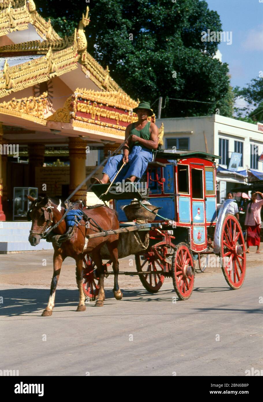 Burma / Myanmar: Horse-drawn carriage, Pyin U Lwin (Maymyo), Mandalay Region. Pyin U Lwin (Maymyo) began as a military outpost on the Lashio-Mandalay Stock Photo