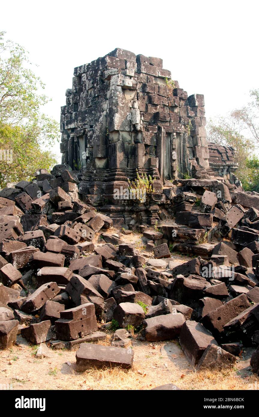 Cambodia: The central sanctuary at the early 11th century hilltop Khmer temple, Chau Srei Vibol (also known as Wat Trak), near Angkor.  The unrestored Stock Photo