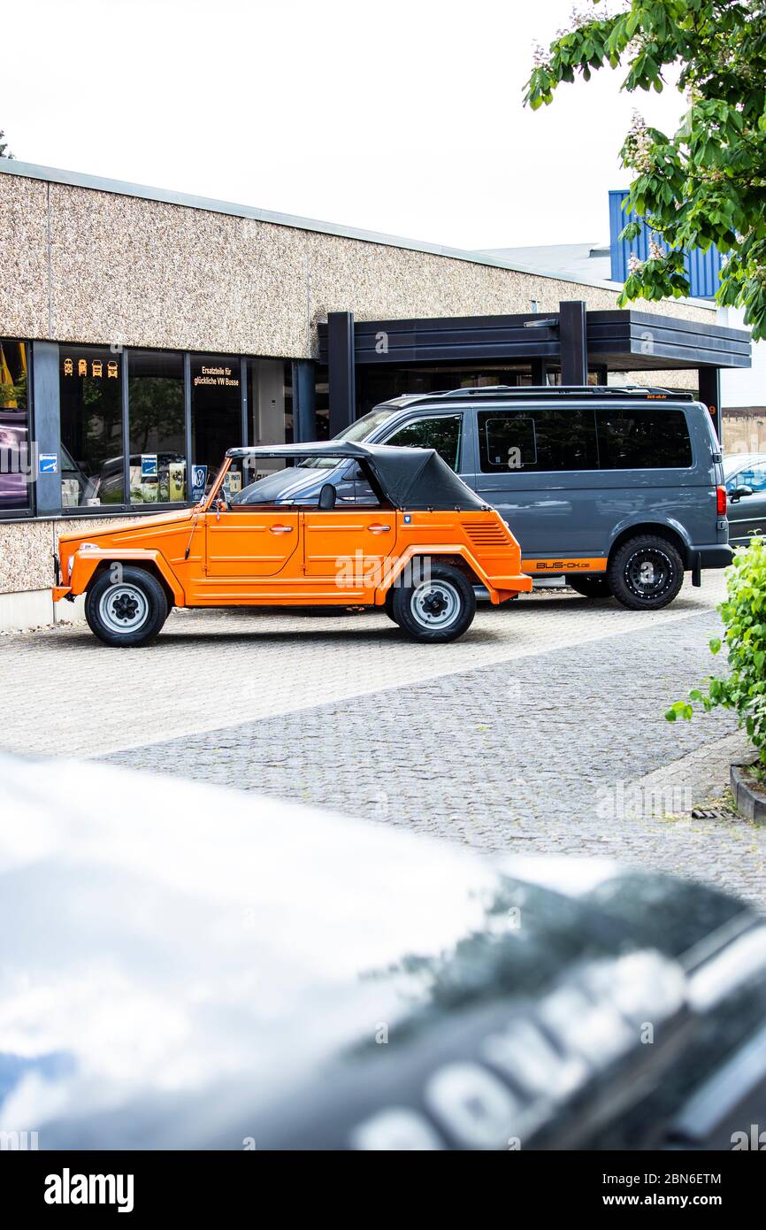 VW 181 Kübelwagen "The Thing", dahinter ein VW Bus T6 in Offroad-Campingausführung Stock Photo