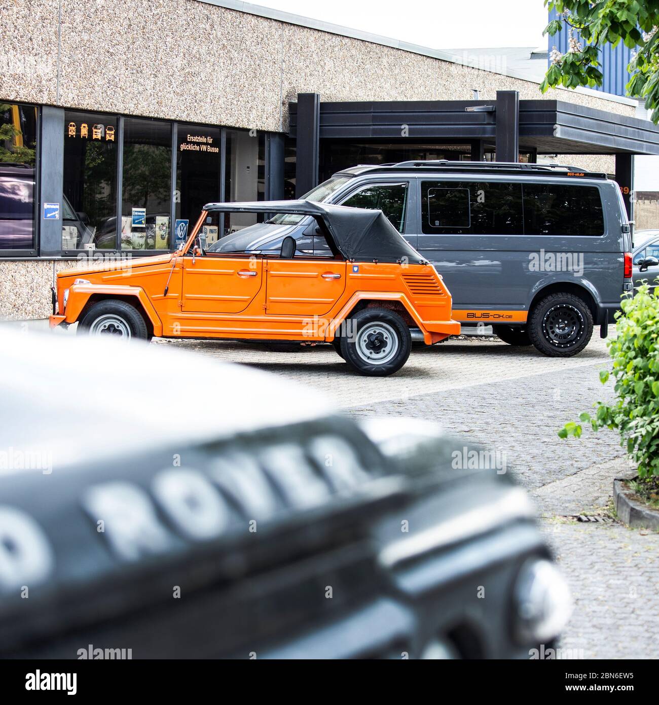 VW 181 Kübelwagen "The Thing", dahinter ein VW Bus T6 in Offroad-Campingausführung Stock Photo