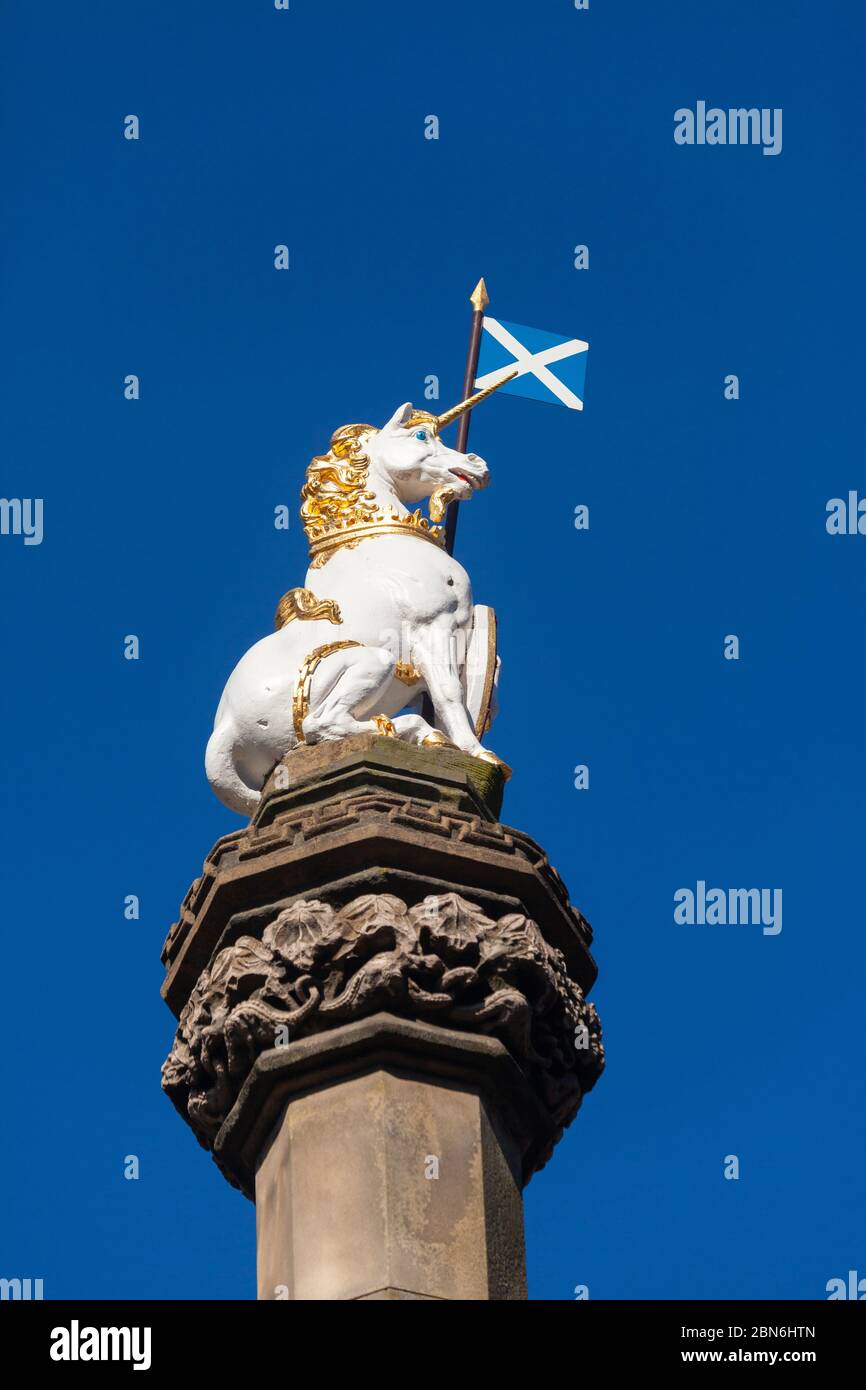 Mercat Cross topped with a unicorn, Royal Mile, Edinburgh Stock Photo