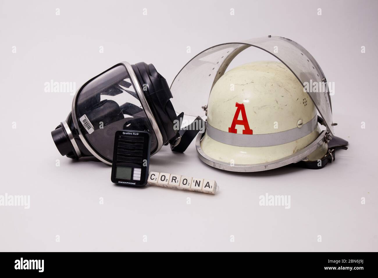 Deutschland. 11th May, 2020. Germany 11.05.2020: Symbols - 2020 operational readiness of the fire brigade/radio signal receiver/respirator mask/helmet/fire/accident/security/ready 24 hours a day/helper/fire brigade/in use even during the corona virus/Covid 19/| usage worldwide Credit: dpa/Alamy Live News Stock Photo