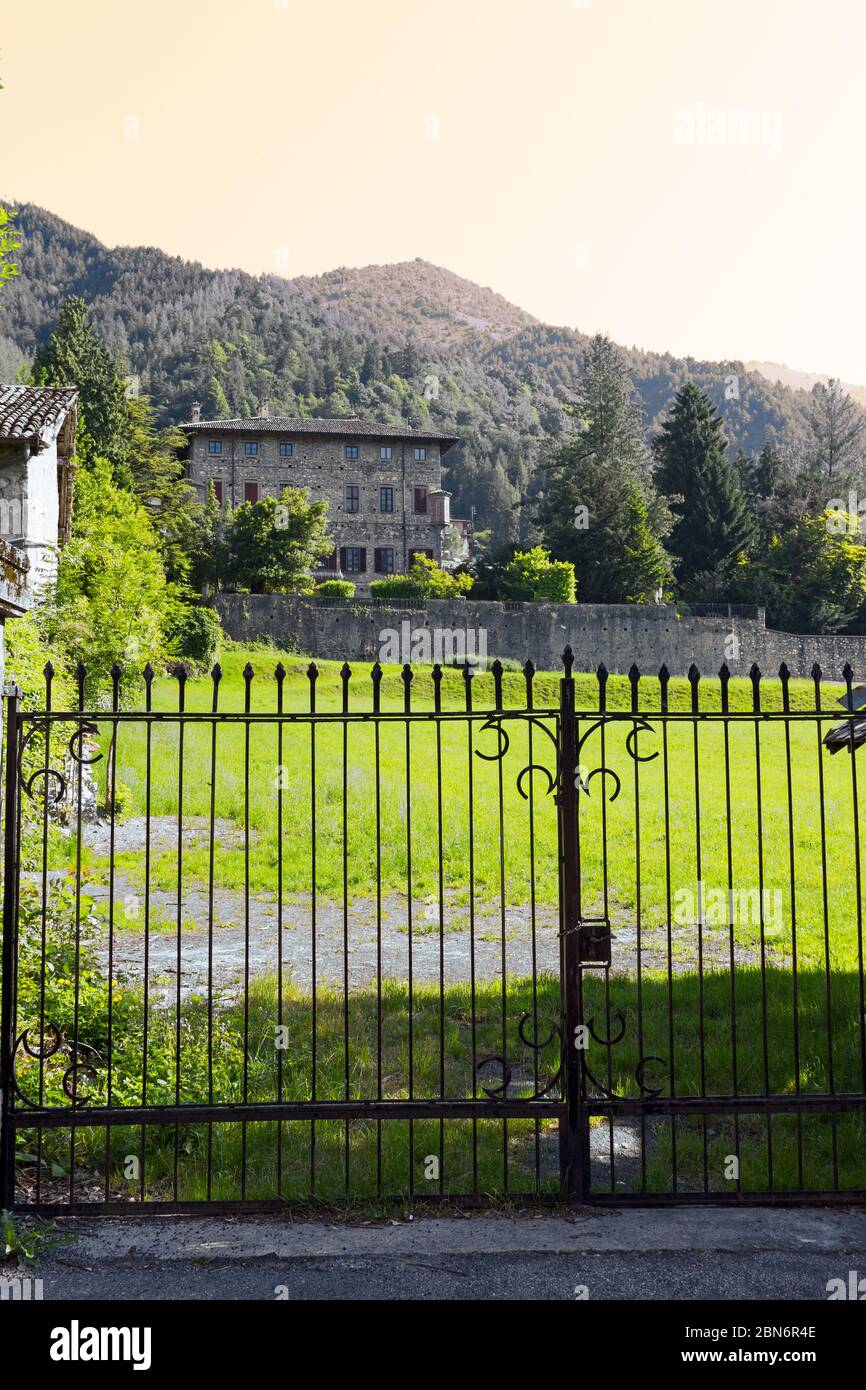 Luxury villa entrance iron gate hires stock photography and images Alamy