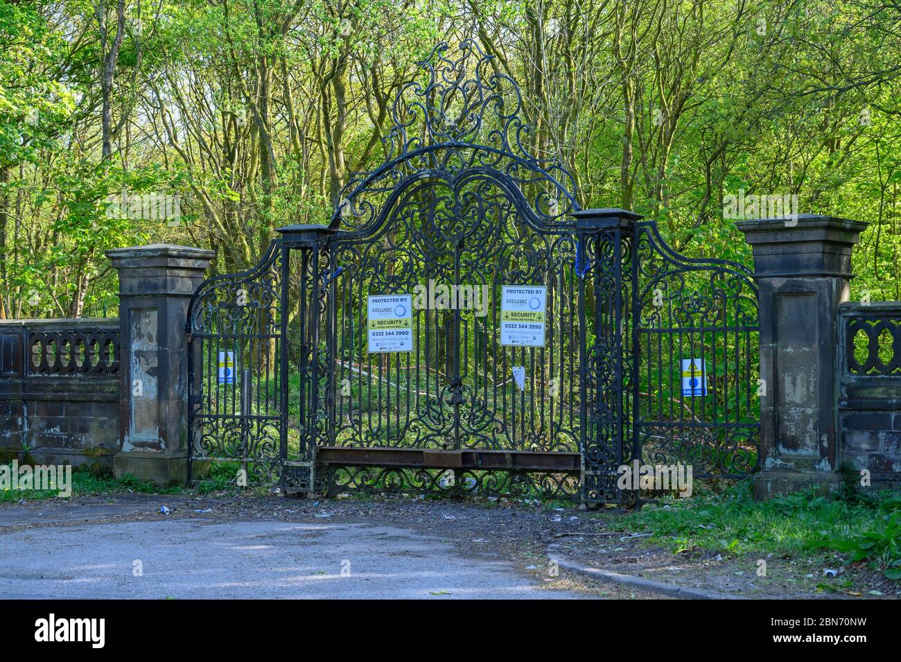 Grade II listed buildings - Entrance gates to former Worsley New Hall and adjoining quadrant walls, Leigh Road, Worsley Stock Photo