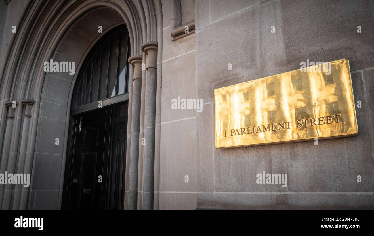 1 Parliament Street. A brass sign marking a prominent address in the heart of Whitehall, a London district synonymous with UK politics and governance. Stock Photo
