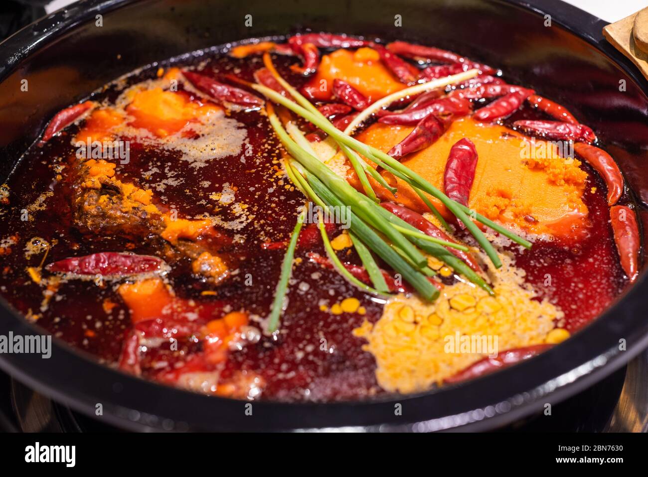 https://c8.alamy.com/comp/2BN7630/sichuan-boiling-hotpot-with-chili-pepper-in-chengdu-sichuan-province-china-2BN7630.jpg