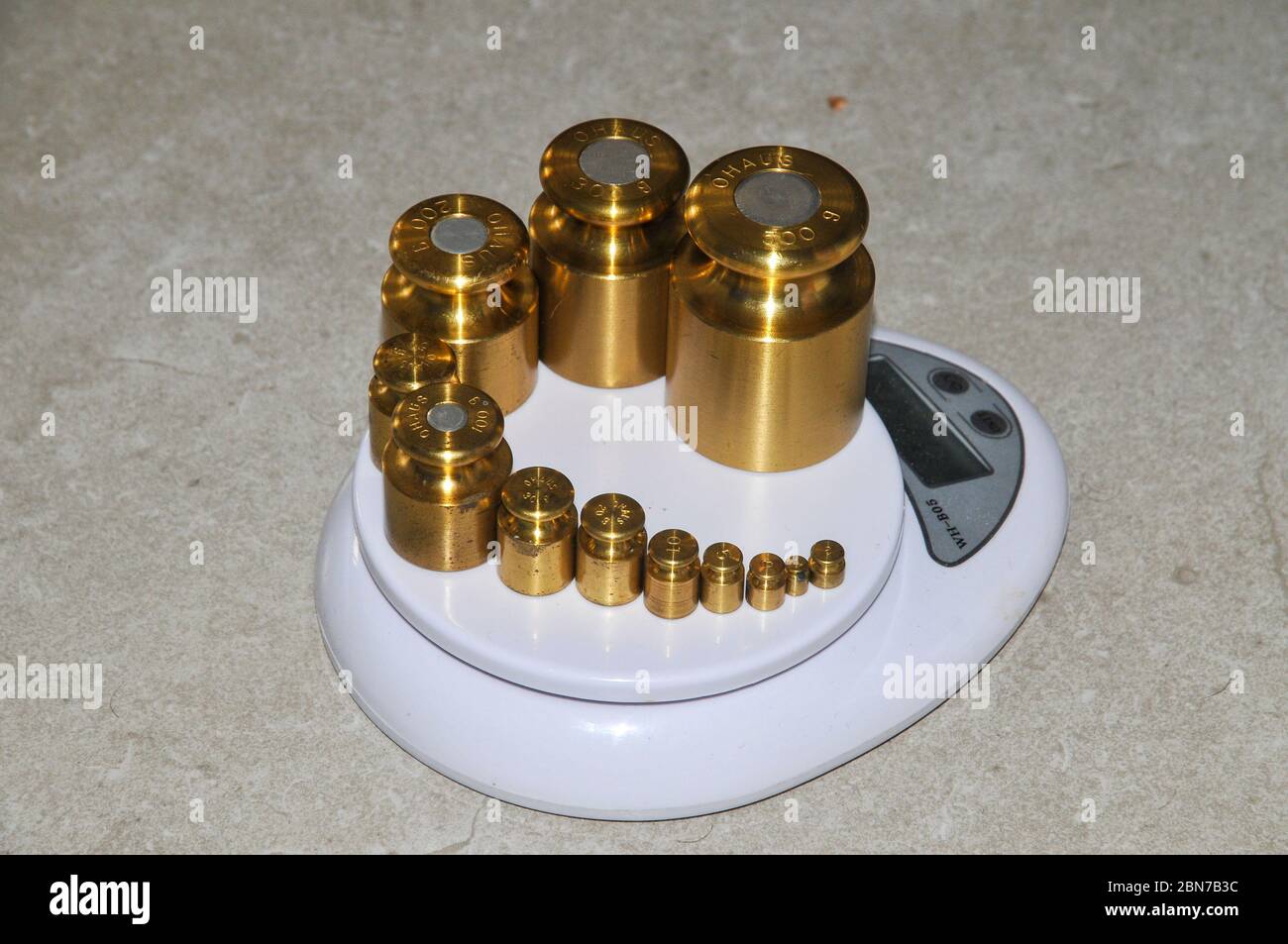 Digital scale hi-res stock photography and images - Alamy