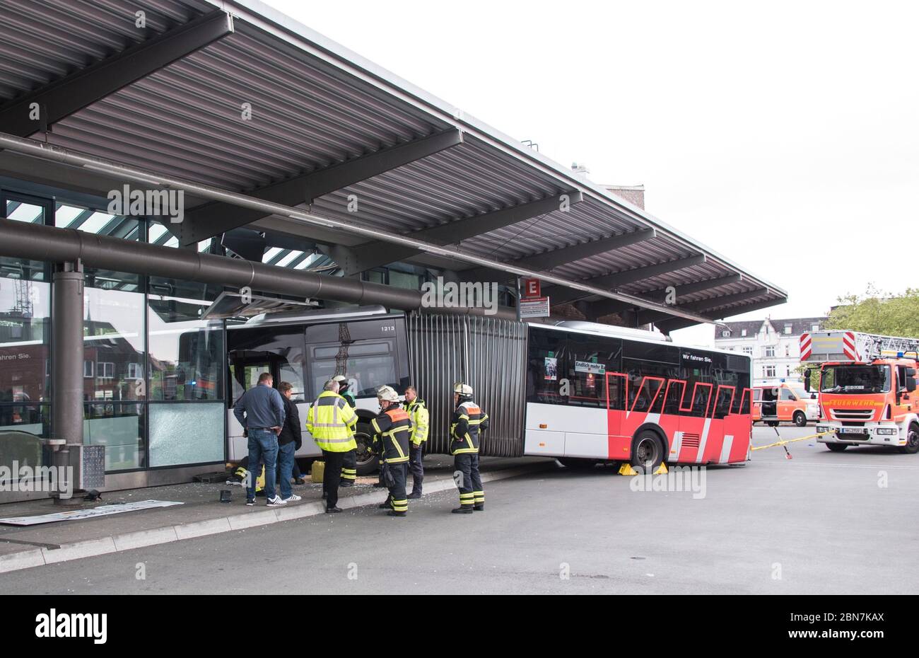 Hamburg Germany 13th May 2020 Emergency Fire Brigade Units Secure An Articulated Bus That hamburg-germany-13th-may-2020-emergency-fire-brigade-units-secure-an-articulated-bus-that