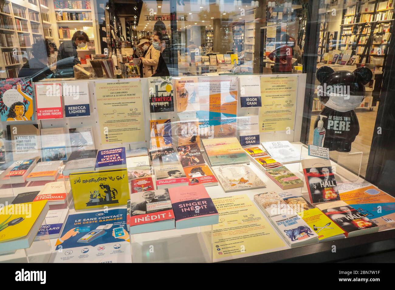 PARISIAN BOOK STORE LE DIVAN, CUSTOMERS WITH MASKS Stock Photo